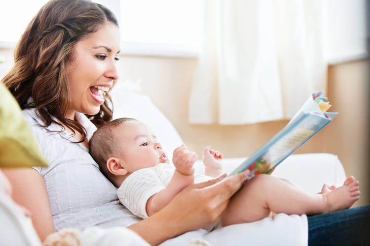 Ba mẹ hãy đọc sách cho con nghe từ sớm