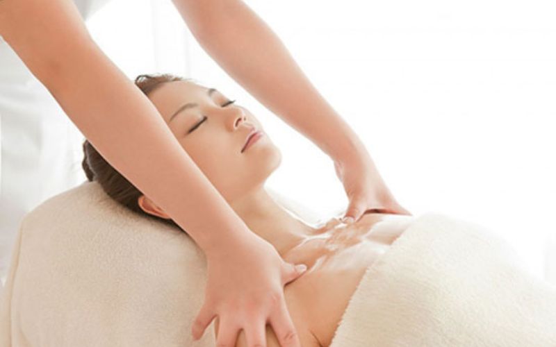 Massage ngực là một cách hiệu quả giúp hạn chế mất sữa sau sinh